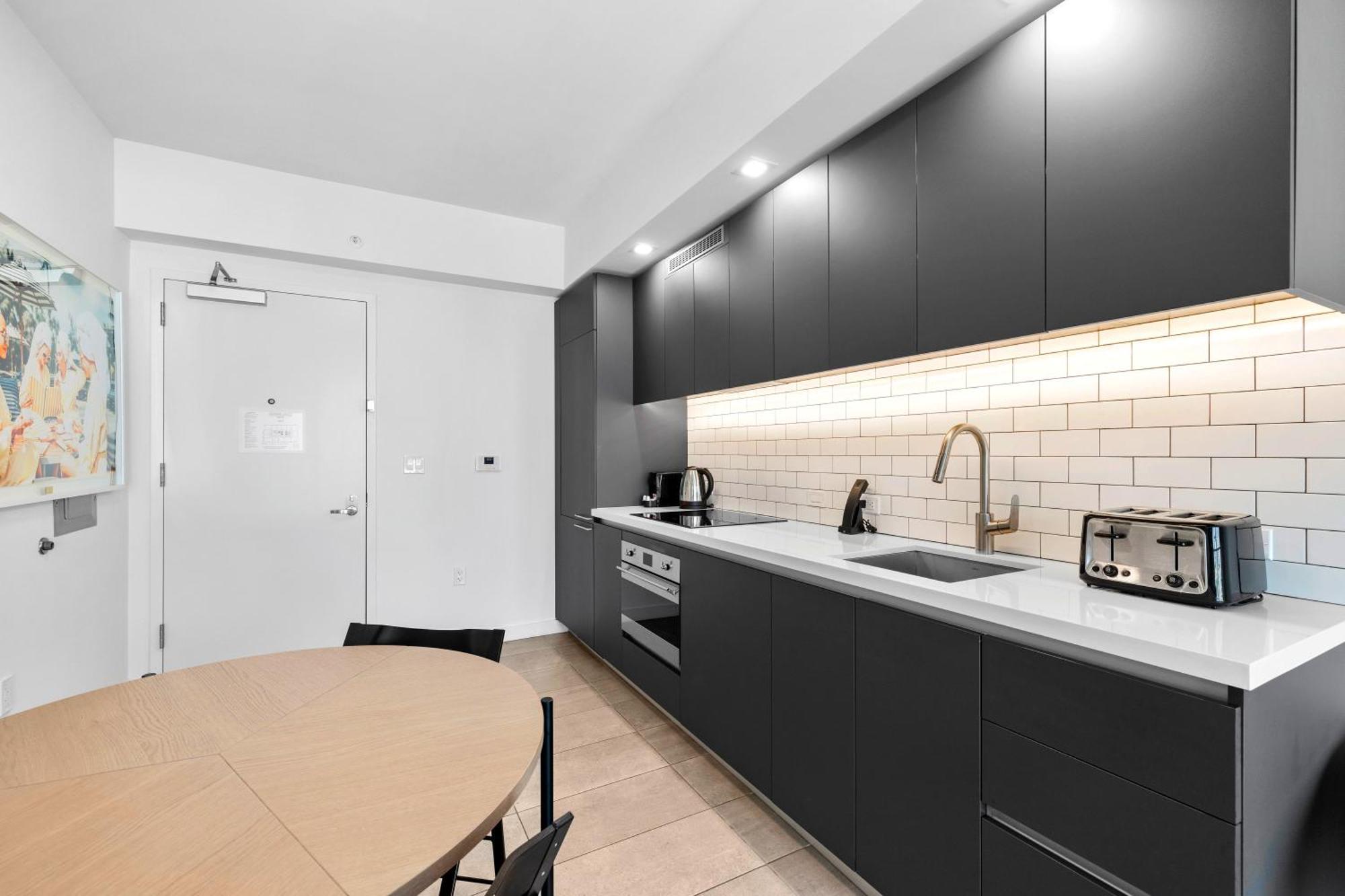 Luxury One-bedroom W Amenities! Apartamento